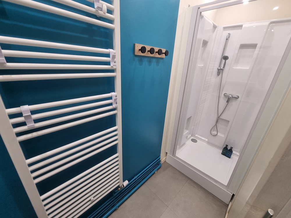 Salle de bain fonctionnelle et propre